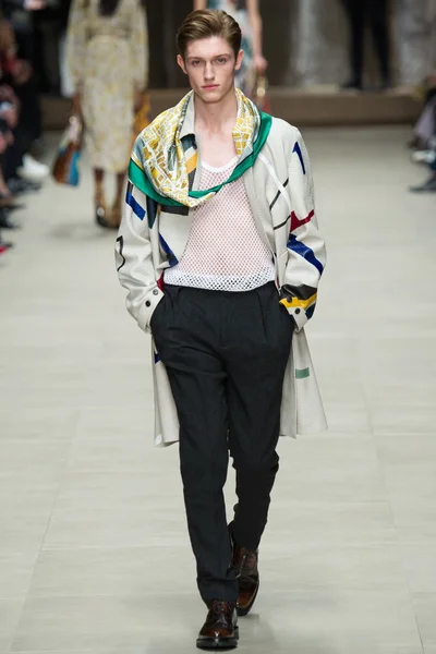 Look 16